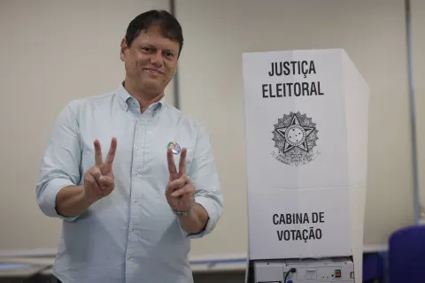 Com Flávio a caminho dos EUA, Tarcísio diz que eleição passou e que país precisa de projeto