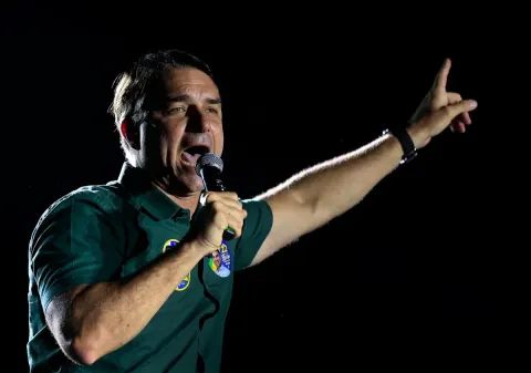 Flávio Bolsonaro impõe condições para aceitar desafio de Lula e abrir sigilos