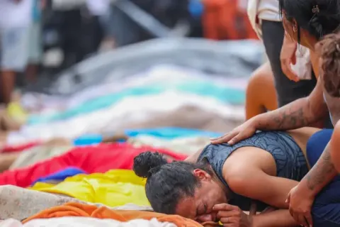 1 ano da chacina com 122 mortos no Rio, relatório aponta indícios de execuções.