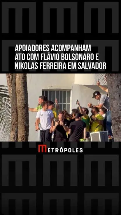 Apoiadores acompanham ato com Flávio Bolsonaro e Nikolas Ferreira em Salvador.