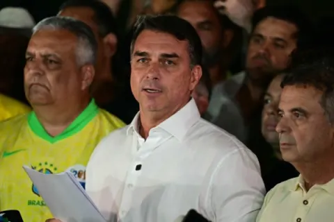 Flávio Bolsonaro teria fugido para os EUA após atravessar fronteira argentina, diz site; aliado nega