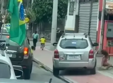 TURMA DO AMOR | Homem é preso após atropelar crianças durante manifestação em Ilhabela; vídeo viraliza