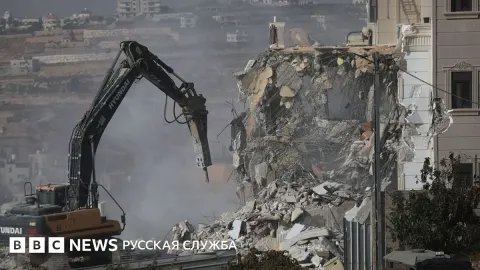 Israel está demolindo casas em Hebron após dois soldados israelenses terem sido mortos em um tiroteio com palestinos.
