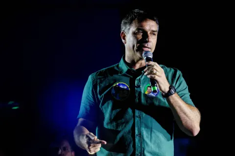 Flávio Bolsonaro fez festa em lancha com lobistas e prostitutas durante a pandemia, diz revista