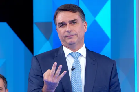 Ala da PF avalia pedir a Moraes prisão preventiva de Flávio Bolsonaro