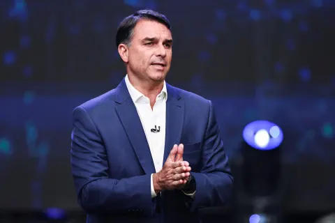 Gate descarta suspeita de bomba em carro da comitiva de Flávio Bolsonaro no debate