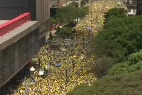 Na Paulista, Flávio poupa voz para debate e volta a atacar o PT