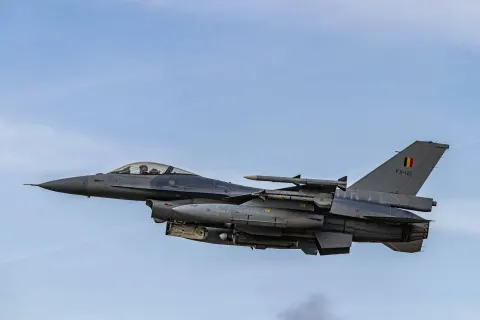 Bélgica promete entregar dez F-16 à Ucrânia até o fim de 2026 - Poder Aéreo