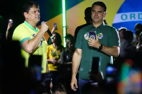 Tarcísio treinará Flávio Bolsonaro para debate na Globo em tática para diminuir papel de Marçal