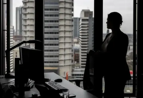 Pela terceira vez na história, as mulheres superam os homens na força de trabalho, à medida que o namorado que fica em casa se torna uma tendência econômica.