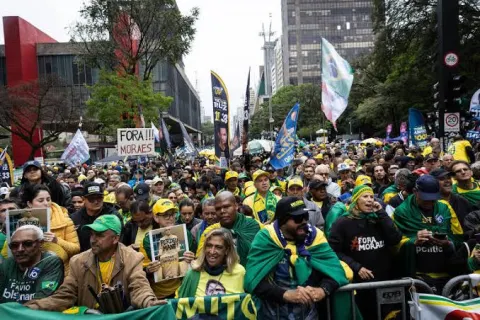 Flávio Bolsonaro reúne apoiadores na Paulista para ato do 7 de Setembro