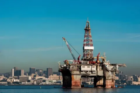 Petrobras recua em reajuste da gasolina após governo aumentar subsídios.