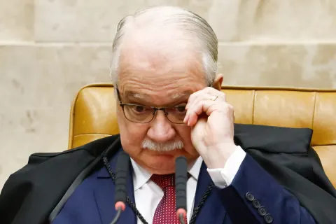 Fachin tira do inquérito das fake news investigação de Mendonça pedida por Moraes