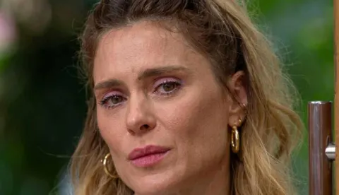 Carolina Dieckmann faz apelo à Globo sobre debate: &quot;Não é certo&quot;
