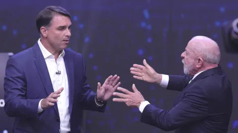 Revista diz que Lula e Flávio “não têm coragem” para reformas