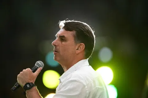 Flávio Bolsonaro cobra voto de Cármen contra Moraes e diz que ela deve se preocupar com biografia