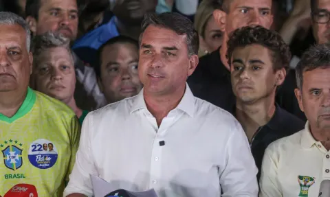 Governo Trump diz que dará visto para Flávio Bolsonaro e permitirá entrada dele nos EUA