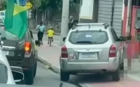 Veículo com adesivos de campanha atropela crianças em ato de apoio a Flávio Bolsonaro