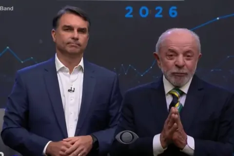 Outro Canal: Globo terá regra &#039;antideboche&#039; e proíbe Flávio Bolsonaro de aparecer atrás de Lula em debate