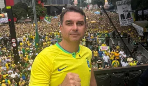Flávio Bolsonaro sobe em nova pesquisa e vence Lula com 46% no 2° turno