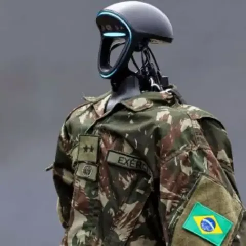Desfile 7 de setembro: Robô humanoide do Exército Brasileiro presta continência aos chefes dos Três Poderes 