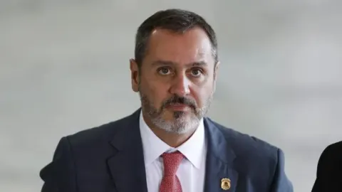Dino manda reintegrar Andrei ao cargo de diretor-geral da PF