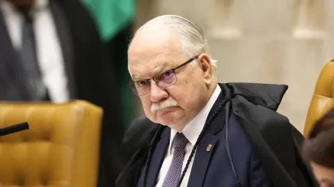 Com duas decisões em sequência, Fachin toma para si as rédeas da maior crise da história do Supremo