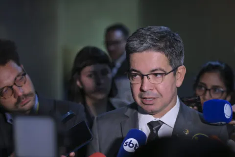 Esquerda articula pedido de cassação de Flávio no Senado