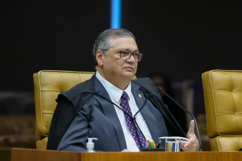 Em meio à tensão no STF, Flávio Dino denuncia exploração eleitoral da crise e cita Bíblia: “Pai da mentira”