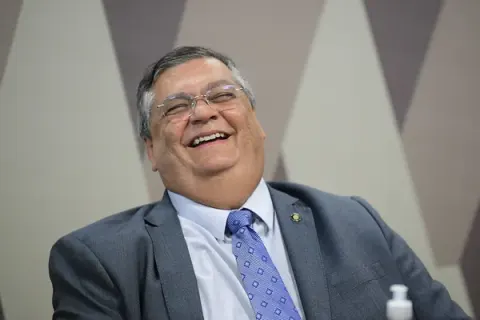 Dino derruba afastamento e manda reintegrar Andrei Rodrigues ao comando da PF