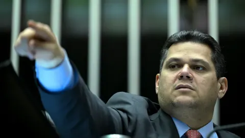 Com 78% contra a 6x1, Alcolumbre interfere na eleição ao adiar votação