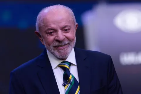 Governo Lula envia mensagem para incentivar idosos a votarem por prova de vida, e campanha de Flávio vai ao TSE