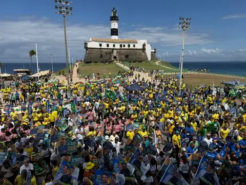 Farol da Barra recebe ato bolsonarista com críticas ao STF e apoio a Flávio; Veja imagens