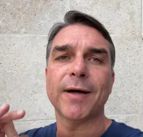 PF apura se Flávio fugiu do Brasil; na casa do senador, ninguém atendeu interfone