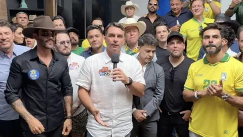 Flávio recebe apoio de mais de 30 cantores sertanejos