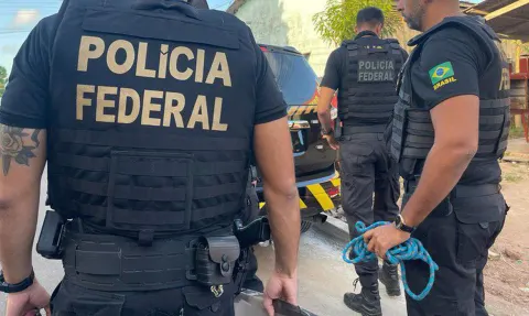 PF vai à sede do PL após notícia de viagem de Flávio aos EUA