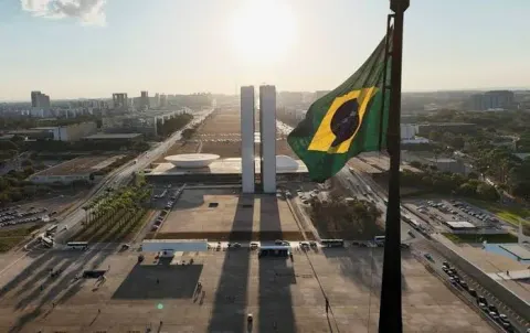 É preciso reconstruir, e não implodir a democracia