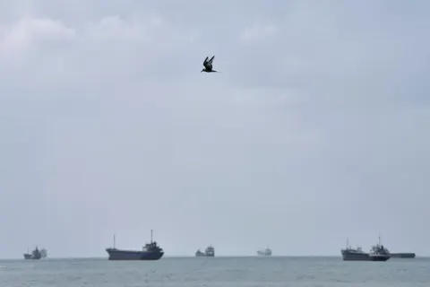 Mísseis dos EUA atingem petroleiro do Irã no Golfo Pérsico… 
