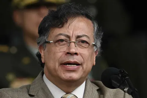 A companhia aérea Avianca impediu o ex-presidente da Colômbia Guatavo Petro de embarcar em seus aviões
